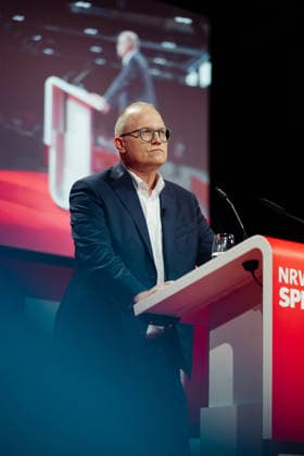 13.06.2026 Landesdelegiertenkonferenz der NRW SPD in Düsseldorf, Spizenkanditat Jochen Ott Ott am Rednerpult Düsseldorf NRW Deutschland *** 13 06 2026 NRW SPD state delegates conference in Düsseldorf, candidate Jochen Ott Ott at the lectern Düsseldorf NRW Germany