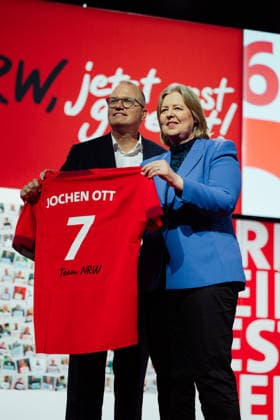 13.06.2026 Landesdelegiertenkonferenz der NRW SPD in Düsseldorf, Bundesministerin für Arbeit und Soziales Bundesministererin überreicht Trikon an Spitzenkandidat Jochen Ott Düsseldorf NRW Deutschland *** 13 06 2026 NRW SPD state delegates conference in Düsseldorf, Federal Minister of Labor and Social Affairs presents Trikon to top candidate Jochen Ott Düsseldorf NRW Germany