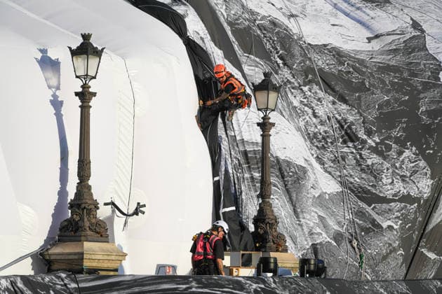 A large portion of artist JRs trompe loeil installation La Caverne is seen removed from the Pont Neuf bridge in Paris for repair work Paris, June 13, 2026 Lionel Urman Bestimage A large portion of artist JRs trompe loeil installation La Caverne is seen removed from the Pont Neuf bridge in Paris, France on June 13, 2026, after the exterior canvas was damaged by bad weather the canvas will be repaired in a workshop while the now largely exposed inflatable structure is expected to be restored on site Paris France  Copyright: xLIONELxURMANxx xBESTIMAGExLIONELxURMANxx xBESTIMAGEx