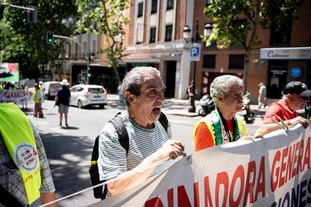 Demonstration in Madrid against rearmament and imperialist war Several people during a demonstration to protest against rearmament and imperialist war, on June 14, 2026, in Madrid Spain The call is part of the international context of escalating warfare, In the Spanish state, military spending has increased by 50 percent -the second largest increase in the EU-, while the government keeps the Rota and Morón bases active, continues to buy arms from Israel and reinforces its commitment to NATO 14 JUNE 2026 PACIFISM DEMONSTRATION Madrid Madrid Espana  Copyright: xGabrielxLuengasx 7596048