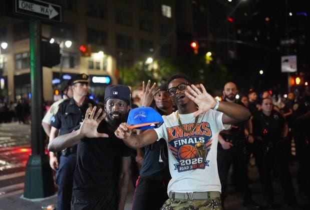 NBA Championship victory overshadowed by Knicks fans chaos in New York streets NEW YORK, US - JUNE 13: NYPD riot squads and mounted horse units deployed across streets to disperse the New York Knicks fans who flooded the streets, caused chaos following NBA Championship victory in New York City, USA on June 13, 2026. While the Knicks clinched the coveted Larry O Brien Trophy on the road by defeating the San Antonio Spurs in Game 5 of the NBA Finals, local supporters gathered in the streets around Madison Square Garden to watch the broadcast. The festive celebrations rapidly deteriorated into unrest as groups of fans climbed atop a police car, shattering its windows, before setting fire to FIFA World Cup shuttle bus late into the night. Selc  Copyright: x2026xAnadoluxSelcukxAcarx