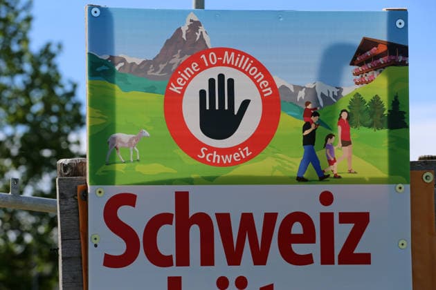 Plakat zur Abstimmung über Zuwanderungsbegrenzung in der Schweiz. Plakat zur Abstimmung über Zuwanderungsbegrenzung in der Schweiz. Pfäffikon ZH Kanton Zürich Schweiz *** Poster for the vote on limiting immigration in Switzerland Poster for the vote on limiting immigration in Switzerland Pfäffikon ZH Canton Zurich Switzerland