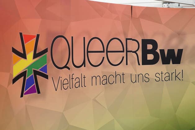 CNTV VETERANENTAG- Querr BW auf einer Plane Bundewehr Eroeffnung des zweiten Nationalen Veteranentags Unter dem Motto Veterans, Family & Friends stehen aktive und ehemalige Soldatinnen und Soldaten im Mittelpunkt des Buergerfestes auf dem Rathausmarkt in Hambuzrg am 14.06.2026 Hamburg Deutschland *** CNTV VETERANENTAG Querr BW auf einer Plane Bundewehr Opening of the second National Veterans Day Under the motto Veterans, Family Friends, active and former servicemen and women are the focus of the citizens festival at the Rathausmarkt in Hambuzrg on 14 06 2026 Hamburg Germany