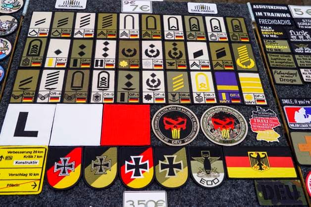 CNTV VETERANENTAG- Abzeichen Uniform Bundewehr Eroeffnung des zweiten Nationalen Veteranentags Unter dem Motto Veterans, Family & Friends stehen aktive und ehemalige Soldatinnen und Soldaten im Mittelpunkt des Buergerfestes auf dem Rathausmarkt in Hambuzrg am 14.06.2026 Hamburg Deutschland *** CNTV VETERANENTAG Badge Uniform Bundewehr Opening of the second National Veterans Day Under the motto Veterans, Family Friends, active and former servicemen and women are the focus of the citizens festival at the Rathausmarkt in Hambuzrg on 14 06 2026 Hamburg Germany