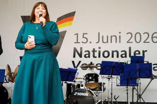 CNTV VETERANENTAG- Eroeffnung des zweiten Nationalen Veteranentags mit der Zweiten Hamburger Buergermeisterin Katharina Fegebank Unter dem Motto Veterans, Family & Friends stehen aktive und ehemalige Soldatinnen und Soldaten im Mittelpunkt des Buergerfestes auf dem Rathausmarkt in Hambuzrg am 14.06.2026 Hamburg Deutschland *** CNTV VETERANS DAY Opening of the second National Veterans Day with the Second Mayor of Hamburg Katharina Fegebank Under the motto Veterans, Family Friends, active and former servicemen and women are the focus of the citizens festival at the Rathausmarkt in Hambuzrg on 14 06 2026 Hamburg Germany