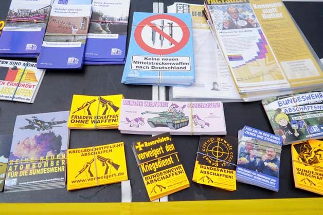 CNTV VETERANENTAG- Info Material anti Kriegs Gegner Eroeffnung des zweiten Nationalen Veteranentags Unter dem Motto Veterans, Family & Friends stehen aktive und ehemalige Soldatinnen und Soldaten im Mittelpunkt des Buergerfestes auf dem Rathausmarkt in Hambuzrg am 14.06.2026 Hamburg Deutschland *** CNTV VETERANENTAG Info Material anti Kriegs Gegner Opening of the second National Veterans Day Under the motto Veterans, Family Friends, active and former servicemen and women are the focus of the citizens festival at the Rathausmarkt in Hambuzrg on 14 06 2026 Hamburg Germany