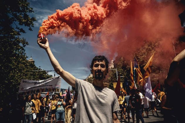 June 14, 2026, Barcelona, Catalonia, Spain: A demonstrator lights a Bengal light during a protest for better salaries and working conditions in the public education system Barcelona Spain  - ZUMAo105 20260614_fap_o105_022 Copyright: xMatthiasxOesterlex