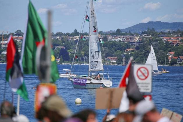 Genf, Schweiz, 14.06.2026: Anti-G7-Protest: Demonstranten protestieren gegen den G7-Gipfel 2026, der im benachbarten Évian-les-Bains, Frankreich, stattfindet. Auf einem Segel eines Schiffs auf dem Genfersee ist die Aufschrift No G7 zu lesen. *** Geneva, Switzerland, 14 06 2026 Anti G7 protest Demonstrators protest against the G7 Summit 2026, which is taking place in neighboring Évian les Bains, France A sail of a boat on Lake Geneva reads No G7 Copyright: xdtsxNachrichtenagenturx dts_122897
