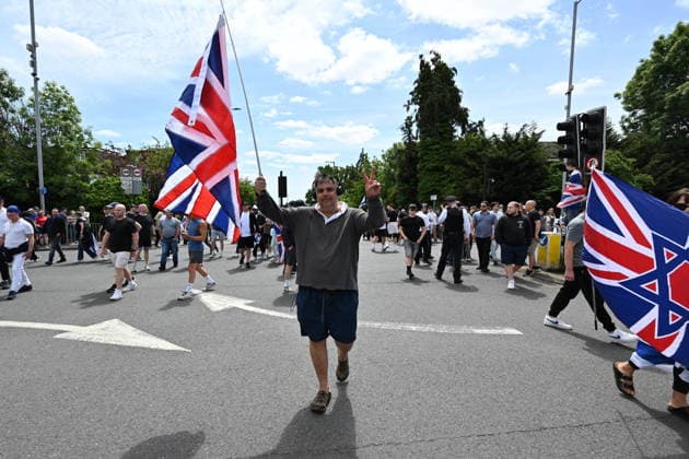 June 14, 2026, London, London, UK: London, UK. Pro Israeli protesters hold a counter demonstration as Palestinian protesters stage a demonstration near the Edgware United Synagogue who are hosting a Great Israeli Real Estate event. The organisers are allegedly offering to sell stolen Palestinian land including in settlements in the occupied territories. London UK  - ZUMAl94_ 20260614_zaf_l94_038 Copyright: xRayxTangx