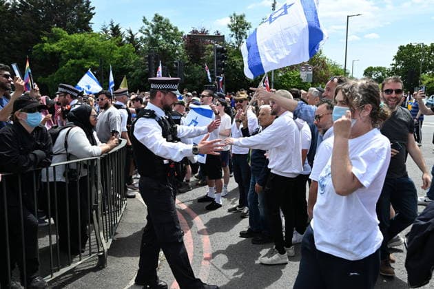 June 14, 2026, London, London, UK: London, UK. Pro Israeli protesters hold a counter demonstration as Palestinian protesters stage a demonstration near the Edgware United Synagogue who are hosting a Great Israeli Real Estate event. The organisers are allegedly offering to sell stolen Palestinian land including in settlements in the occupied territories. London UK  - ZUMAl94_ 20260614_zaf_l94_042 Copyright: xRayxTangx