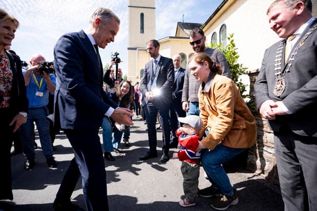 June 14, 2026, Aghagower, County Mayo, Ireland: Prime Minister Mark Carney meets 18-month-old Malachy Morgan, wearing a Montreal CanadiensöÄÃ jersey, in Aghagower, County Mayo, Ireland, on Sunday, June 14, 2026. Aghagower, County Mayo Ireland  - ZUMAc35_ 20260614_zaf_c35_034 Copyright: xChristopherxKatsarovx