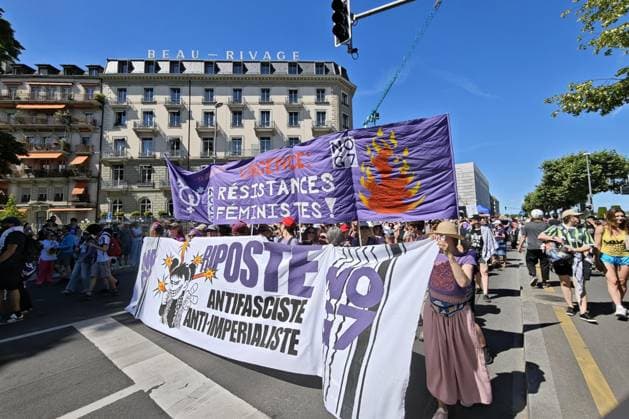 Genf, Schweiz, 14.06.2026: Anti-G7-Protest: Demonstranten protestieren gegen den G7-Gipfel 2026, der im benachbarten Évian-les-Bains, Frankreich, stattfindet. Hier vor dem berühmten Hotel Beau Rivage *** Geneva, Switzerland, 14 06 2026 Anti G7 protest Demonstrators protest against the G7 summit 2026 taking place in neighboring Évian les Bains, France Here in front of the famous Hotel Beau Rivage Copyright: xdtsxNachrichtenagenturx dts_122916