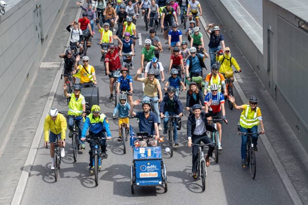 Rad-Sternfahrt des ADFC mit Oberbürgermeister Dominik Krause, an der Einmündung der Prinzregentenstraße in den Altstadttunnel, München, 14. Juni 2026 Deutschland, München, 14. Juni 2026, Rad-Sternfahrt des ADFC mit Oberbürgermeister Dominik Krause, Die Grünen, an der Spitze der Fahrraddemo, in der vordersten Reihe (2. von rechts), ,hier an der Einmündung der Prinzregentenstraße in den Altstadttunnel, große Rad-Sternfahrt des ADFC, hier auf der Prinzregentenstraße, fahren stadteinwärts Richtung Königsplatz, Fahrraddemo Motto: Die Zukunft fährt Rad!, Sternfahrt für sichere Fahrradwege, ein lückenloses Radwegnetz, dieses ist einer der 14 Demorouten, die sternförmig zum Königsplatz führen, tausende Teilnehmer, Fahrrad-Demo, g