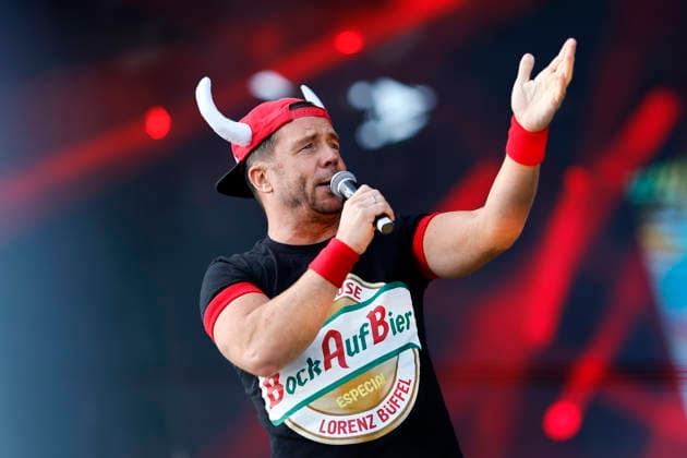 Party hit singer Lorenz Büffel performs at the Inselfieber festival in the outdoor area of the Rudolf Weber Arena in Oberhausen Oberhausen, 13 06 2026 NRW Germany Copyright: xChristophxHardtx