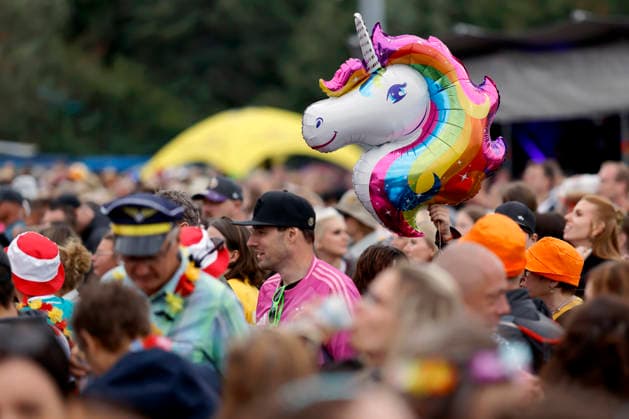 Guests in colorful party costumes with balloons at the festival Inselfieber in the outdoor area of the Rudolf Weber Arena in Oberhausen on Oberhausen, 13 06 2026 NRW Germany Copyright: xChristophxHardtx