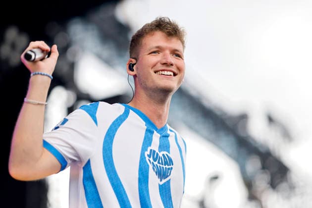 Party hit singer Julian Sommer performs at the Inselfieber festival in the outdoor area of the Rudolf Weber Arena in Oberhausen Oberhausen, 13 06 2026 NRW Germany Copyright: xChristophxHardtx