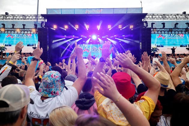 Guests in colorful party costumes at the Festival Inselfieber in the outdoor area of the Rudolf Weber Arena in Oberhausen on Oberhausen, 13 06 2026 NRW Germany Copyright: xChristophxHardtx
