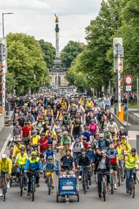 Rad-Sternfahrt des ADFC mit Oberbürgermeister Dominik Krause, an der Einmündung der Prinzregentenstraße in den Altstadttunnel, München, 14. Juni 2026 Deutschland, München, 14. Juni 2026, Rad-Sternfahrt des ADFC mit Oberbürgermeister Dominik Krause, Die Grünen, an der Spitze der Fahrraddemo, in der vordersten Reihe (2. von rechts), ,hier an der Einmündung der Prinzregentenstraße in den Altstadttunnel, am Horizont der Friedensengel, große Rad-Sternfahrt des ADFC, fahren stadteinwärts Richtung Königsplatz, Fahrraddemo Motto: Die Zukunft fährt Rad!, Sternfahrt für sichere Fahrradwege, ein lückenloses Radwegnetz, dieses ist einer der 14 Demorouten, die sternförmig zum Königsplatz führen, tausende Teilnehmer, Fahrrad-Demo, gemei