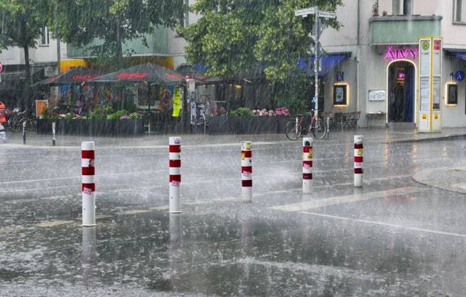 14.06.2026, Berlin - Deutschland. Kräftiger Schauer fegt die Straßen leer. *** 14 06 2026, Berlin Germany Heavy shower sweeps the streets empty