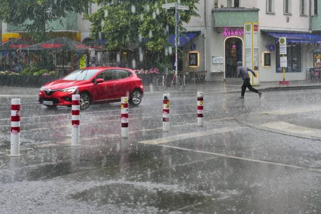 14.06.2026, Berlin - Deutschland. Kräftiger Schauer fegt die Straßen leer. *** 14 06 2026, Berlin Germany Heavy shower sweeps the streets empty