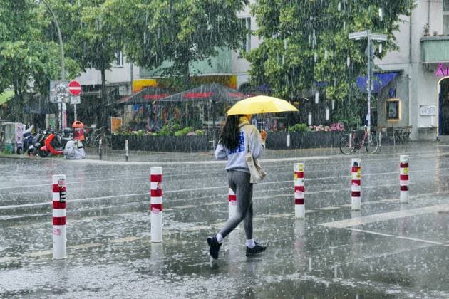 14.06.2026, Berlin - Deutschland. Kräftiger Schauer fegt die Straßen leer. *** 14 06 2026, Berlin Germany Heavy shower sweeps the streets empty