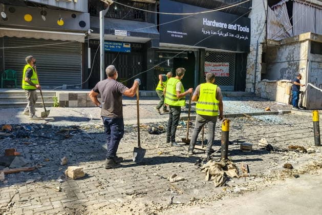 LEBANON, BEIRUT - JUNE 14, 2026: People are seen outside an apartment building south of Beirut damaged in an airstrike Beirut Lebanon  - ZUMAt113 20260614_zaa_t113_074 Copyright: xAnkharxKochnevax