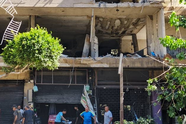 LEBANON, BEIRUT - JUNE 14, 2026: People are seen outside an apartment building south of Beirut after an airstrike Beirut Lebanon  - ZUMAt113 20260614_zaa_t113_080 Copyright: xAnkharxKochnevax