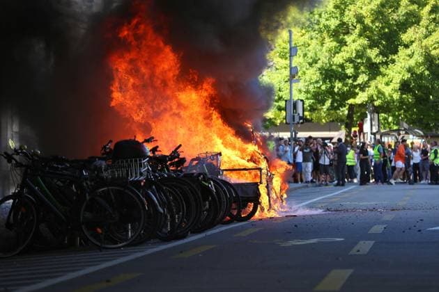 Genf, Schweiz, 14.06.2026: Anti-G7-Protest: Demonstranten protestieren gegen den G7-Gipfel 2026, der im benachbarten Évian-les-Bains, Frankreich, stattfindet. Protestler haben einen Brand gelegt. *** Geneva, Switzerland, 14 06 2026 Anti G7 protest Demonstrators protest against the 2026 G7 summit taking place in neighboring Évian les Bains, France Protesters set a fire Copyright: xdtsxNachrichtenagenturx dts_122932