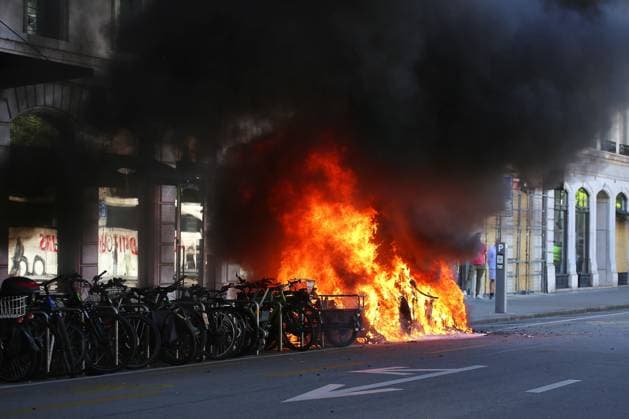 Genf, Schweiz, 14.06.2026: Anti-G7-Protest: Demonstranten protestieren gegen den G7-Gipfel 2026, der im benachbarten Évian-les-Bains, Frankreich, stattfindet. Protestler haben einen Brand gelegt. *** Geneva, Switzerland, 14 06 2026 Anti G7 protest Demonstrators protest against the 2026 G7 summit taking place in neighboring Évian les Bains, France Protesters set a fire Copyright: xdtsxNachrichtenagenturx dts_122933