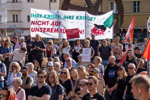 Kundgebung unter dem Motto Es reicht! - gegen den Generalangriff auf die Arbeitsbedingungen und den Sozialstaat! gegen Sozialabbau am Rosa-Luxemburg-Platz in Berlin. Aufgerufen dazu hatte die Partei Die Linke. A rally under the slogan Enough is enough! – Against the all-out attack on working conditions and the welfare state! was held at Rosa-Luxemburg-Platz in Berlin to protest against cuts to social services. The event was organized by the Left Party. Protest gegen Sozialabbau *** Rally under the slogan Enough is enough - Against the all out attack on working conditions and the welfare state was held at Rosa Luxemburg Platz in Berlin to protest against cuts to social services The event was organized by the Left Party Protest against sp2026060136030.jpg