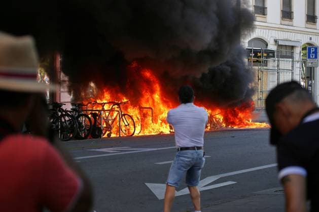 Genf, Schweiz, 14.06.2026: Anti-G7-Protest: Demonstranten protestieren gegen den G7-Gipfel 2026, der im benachbarten Évian-les-Bains, Frankreich, stattfindet. Protestler haben einen Brand gelegt. *** Geneva, Switzerland, 14 06 2026 Anti G7 protest Demonstrators protest against the 2026 G7 summit taking place in neighboring Évian les Bains, France Protesters set a fire Copyright: xdtsxNachrichtenagenturx dts_122934