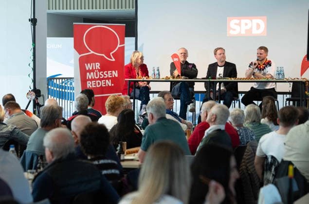 Talkrunde mit v.l. Gaby SCHAEFEER, Schäfer, Hermann GERLAND, Fussballtrainer, Christopher BECKER, Moderator, Tim KLUESSENDORF, Klüssendorf, Politiker, SPD-Generalsekretaer, Sportpolitischer Talk vor dem WM-Spiel Deutschland - Curacao, Lohrheidestadion Bochum, 14.06.2026. *** Talk round with f l Gaby SCHAEFEER, shepherd, Hermann GERLAND, soccer coach, Christopher BECKER, moderator, Tim KLUESSENDORF, Klüssendorf, politician, SPD secretary general, sports policy talk before the World Cup match Germany Curacao, Lohrheide Stadium Bochum, 14 06 2026