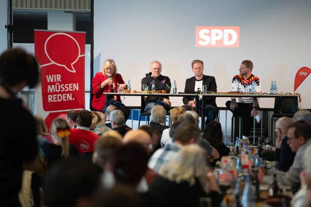 Talkrunde mit v.l. Gaby SCHAEFEER, Schäfer, Hermann GERLAND, Fussballtrainer, Christopher BECKER, Moderator, Tim KLUESSENDORF, Klüssendorf, Politiker, SPD-Generalsekretaer, Sportpolitischer Talk vor dem WM-Spiel Deutschland - Curacao, Lohrheidestadion Bochum, 14.06.2026. *** Talk round with f l Gaby SCHAEFEER, shepherd, Hermann GERLAND, soccer coach, Christopher BECKER, moderator, Tim KLUESSENDORF, Klüssendorf, politician, SPD secretary general, sports policy talk before the World Cup match Germany Curacao, Lohrheide Stadium Bochum, 14 06 2026