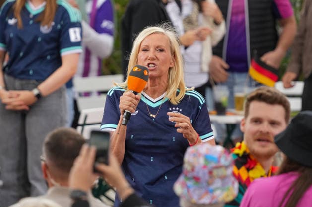 ZDF-Fernsehgarten 2026. Andrea (Kiwi) Kiewel im ZDF Fernsehgarten mit dem Motto Fußball Party am 14.06.2026 in Mainz. Mainz ZDF Fernsehgarten Rheinland-Pfalz *** ZDF Fernsehgarten 2026 Andrea Kiwi Kiewel in the ZDF Fernsehgarten with the motto Football Party on 14 06 2026 in Mainz Mainz ZDF Fernsehgarten Rheinland Pfalz