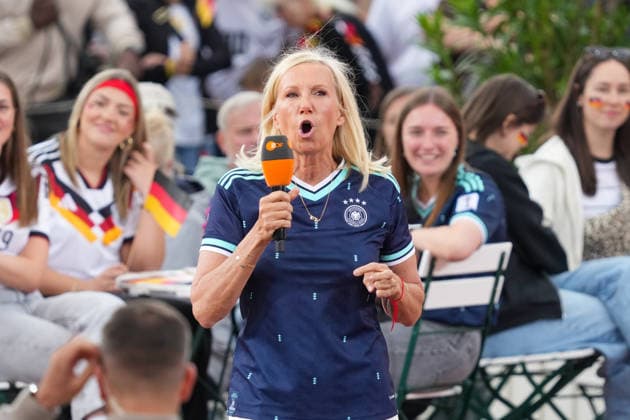ZDF-Fernsehgarten 2026. Andrea (Kiwi) Kiewel im ZDF Fernsehgarten mit dem Motto Fußball Party am 14.06.2026 in Mainz. Mainz ZDF Fernsehgarten Rheinland-Pfalz *** ZDF Fernsehgarten 2026 Andrea Kiwi Kiewel in the ZDF Fernsehgarten with the motto Football Party on 14 06 2026 in Mainz Mainz ZDF Fernsehgarten Rheinland Pfalz