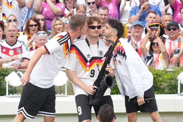ZDF-Fernsehgarten 2026. Luca-Dante Spadafora x Julian Sommer x AndrÃ Schnura im ZDF Fernsehgarten mit dem Motto Fußball Party am 14.06.2026 in Mainz. Mainz ZDF Fernsehgarten Rheinland-Pfalz *** ZDF Fernsehgarten 2026 Luca Dante Spadafora x Julian Sommer x AndrÃ Schnura in the ZDF Fernsehgarten with the motto Football Party on 14 06 2026 in Mainz Mainz ZDF Fernsehgarten Rheinland Pfalz