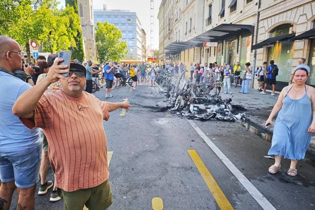 Genf, Schweiz, 14.06.2026: Anti-G7-Protest: Demonstranten protestieren gegen den G7-Gipfel 2026, der im benachbarten Évian-les-Bains, Frankreich, stattfindet. Protestler haben ein Auto in Brand gesetzt. *** Geneva, Switzerland, 14 06 2026 Anti G7 protest Demonstrators protest against the 2026 G7 summit taking place in neighboring Évian les Bains, France Protesters set a car on fire Copyright: xdtsxNachrichtenagenturx dts_122949