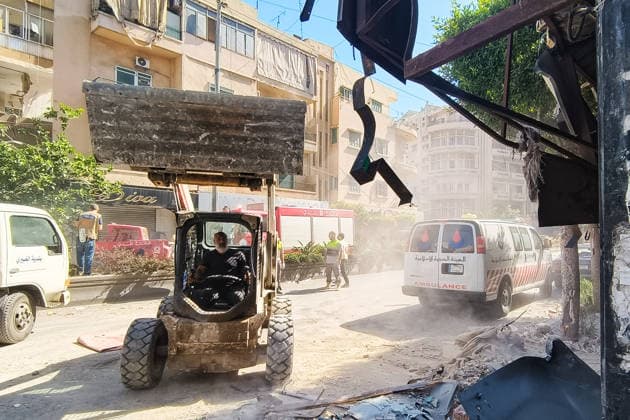 LEBANON, BEIRUT - JUNE 14, 2026: Clearing rubble outside an apartment building south of Beirut after an airstrike Beirut Lebanon  - ZUMAt113 20260614_zaa_t113_145 Copyright: xAnkharxKochnevax