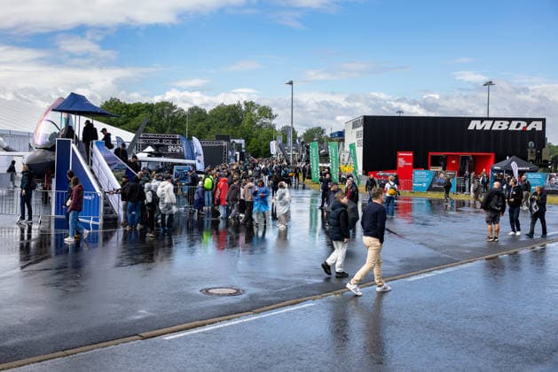 Publikumstag auf ILA Berlin 2026, Berlin, 14.06.2026 Besucher auf dem Aussengelaende der ILA Berlin 2026 bei wechselhaftem Wetter. Nasse Wege nach Starkregen, teils in Regenkleidung gekleidete Gaeste besichtigen Exponate, darunter ein Kampfjet-Cockpit am Stand von Lockheed Martin. Im Hintergrund ist der Messestand von MBDA sichtbar. Schöneberg Berlin ExpoCenter Airport Brandenburg Deutschland *** Public day at ILA Berlin 2026, Berlin, 14 06 2026 Visitors on the outdoor area of the ILA Berlin 2026 in changeable weather Wet paths after heavy rain, some guests dressed in rainwear visit exhibits, including a fighter jet cockpit at the Lockheed Martin stand The MBDA stand is visible in the background Schöneberg Berlin ExpoCenter Airport Branden 20260614-286A0268-M4000
