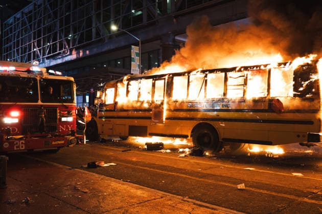 June 14, 2026, New York, New York, USA: FDNY Engine 26 arrives on scene to a yellow school bus that was lit ablaze during the celebration of the New York Knicks winning the NBA Finals. New York USA  - ZUMAf193 20260614_znp_f193_004 Copyright: xDerekxFrenchx