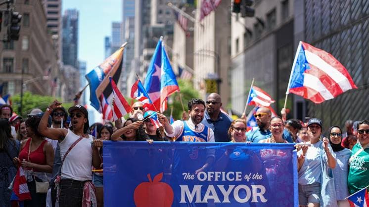 RECORD DATE NOT STATED National Puerto Rican Day Parade 2026 (NEW) National Puerto Rican Day Parade. June 14, 2026, New York, USA. New York City Mayor Zohran Mamdani attends the Puerto Rican Day Parade wearing a New York Knicks jersey, celebrating the team s NBA title victory just one day after their historic win. Credit: Jorge Estrellado Thenews2(Foto: Jorge Estrellado Thenews2 imago images) National Puerto Rican Day Parade 2026  Copyright: xJorgexEstrelladox