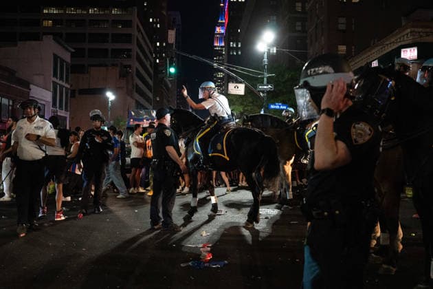 June 14, 2026, New York, New York, USA: An NYPD Mounted Division officer speaks to an officer of the Strategic Response Unit. New York USA - ZUMAf193 20260614_znp_f193_008 Copyright: xDerekxFrenchx