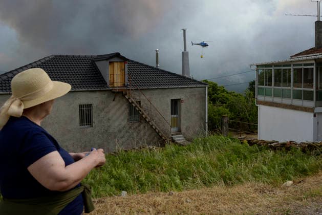 Active forest fire in the Ourense municipality of Boborás, parish of Moreiras Ourense Neighbor of Gabián observes the work of extinguishing a forest fire, June 14, 2026, in Boborás, Ourense, Galicia Spain The Consellería de Medio Rural de la Xunta de Galicia has reported an active forest fire that started at 21 55 hours yesterday Saturday and according to the latest provisional estimates is around 20 hectares of affected area For its extinction have been mobilized for now 2 technicians, 4 agents, 8 brigades, 5 motor pumps, 2 technical support units, 4 helicopters and 4 aircraft 14 JUNE 2026 Boboras, Ourense Galicia Boboras, Ourense Galicia Galicia Spain  Copyright: xRosaxVeigax 7596542