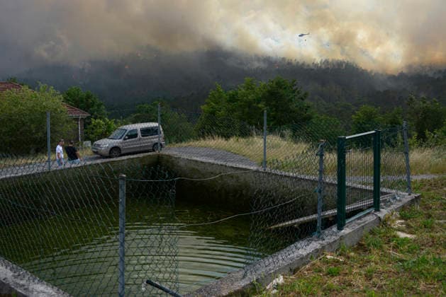 Active forest fire in the Ourense municipality of Boborás, parish of Moreiras Ourense Water reservoir in the village of Gabián during the work of extinguishing a forest fire, June 14, 2026, in Boborás, Ourense, Galicia Spain The Consellería de Medio Rural de la Xunta de Galicia has reported an active forest fire that started at 21 55 hours yesterday Saturday and according to the latest provisional estimates is around 20 hectares of affected area For its extinction have been mobilized for now 2 technicians, 4 agents, 8 brigades, 5 motor pumps, 2 technical support units, 4 helicopters and 4 aircraft 14 JUNE 2026 Boboras, Ourense Galicia Boboras, Ourense Galicia Galicia Spain  Copyright: xRosaxVeigax 7596545