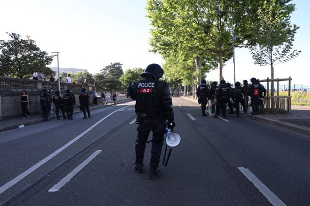 June 14, 2026, Geneva, Switzerland, European Union: An officer stands in the middle of Quai Wilson, a major road along Lake Geneva, during protests in Geneva ahead of the G7 summit, which begins tomorrow in Evian-les-Bains. Geneva European Union  - ZUMAo116 20260614_znp_o116_015 Copyright: xBiancaxOterox