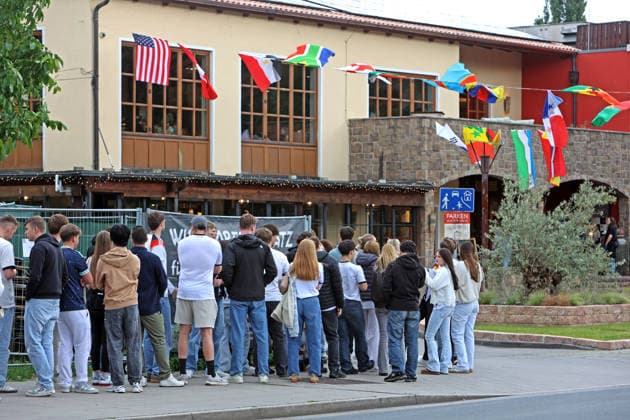 Public Viewing zur Fußball Weltmeisterschaft 2026 in Essen Etwa 1000 fröhliche Fußballfans trafen sich zum Public Viewing in einem Restaurant mit großem Außenbereich vor einer riesigen Leinwand und feierten das Spiel der Weltmeisterschaft 2026 zwischen Deutschland und Curacao Essen Nordrhein-Westfalen Deutschland Westfalenstraße *** Public viewing of the 2026 World Cup in Essen Around 1000 cheerful soccer fans met for public viewing in a restaurant with a large outdoor area in front of a huge screen and celebrated the 2026 World Cup match between Germany and Curacao Essen North Rhine-Westphalia Germany Westfalenstraße