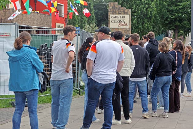 Public Viewing zur Fußball Weltmeisterschaft 2026 in Essen Etwa 1000 fröhliche Fußballfans trafen sich zum Public Viewing in einem Restaurant mit großem Außenbereich vor einer riesigen Leinwand und feierten das Spiel der Weltmeisterschaft 2026 zwischen Deutschland und Curacao Essen Nordrhein-Westfalen Deutschland Westfalenstraße *** Public viewing of the 2026 World Cup in Essen Around 1000 cheerful soccer fans met for public viewing in a restaurant with a large outdoor area in front of a huge screen and celebrated the 2026 World Cup match between Germany and Curacao Essen North Rhine-Westphalia Germany Westfalenstraße