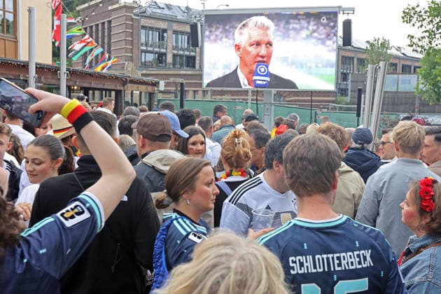 Public Viewing zur Fußball Weltmeisterschaft 2026 in Essen Etwa 1000 fröhliche Fußballfans trafen sich zum Public Viewing in einem Restaurant mit großem Außenbereich vor einer riesigen Leinwand und feierten das Spiel der Weltmeisterschaft 2026 zwischen Deutschland und Curacao Essen Nordrhein-Westfalen Deutschland Westfalenstraße *** Public viewing of the 2026 World Cup in Essen Around 1000 cheerful soccer fans met for public viewing in a restaurant with a large outdoor area in front of a huge screen and celebrated the 2026 World Cup match between Germany and Curacao Essen North Rhine-Westphalia Germany Westfalenstraße