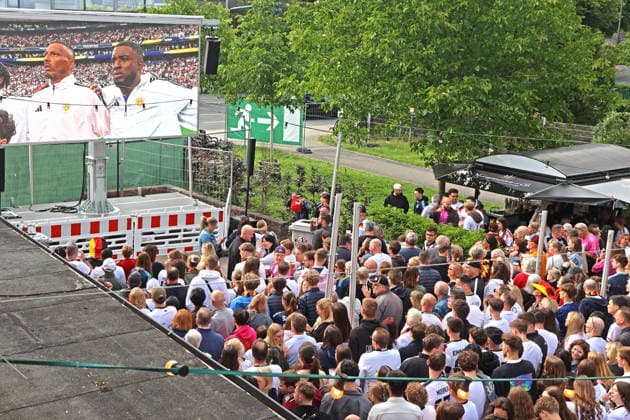 Public Viewing zur Fußball Weltmeisterschaft 2026 in Essen Etwa 1000 fröhliche Fußballfans trafen sich zum Public Viewing in einem Restaurant mit großem Außenbereich vor einer riesigen Leinwand und feierten das Spiel der Weltmeisterschaft 2026 zwischen Deutschland und Curacao Essen Nordrhein-Westfalen Deutschland Westfalenstraße *** Public viewing of the 2026 World Cup in Essen Around 1000 cheerful soccer fans met for public viewing in a restaurant with a large outdoor area in front of a huge screen and celebrated the 2026 World Cup match between Germany and Curacao Essen North Rhine-Westphalia Germany Westfalenstraße