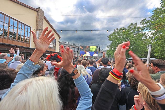 Public Viewing zur Fußball Weltmeisterschaft 2026 in Essen Etwa 1000 fröhliche Fußballfans trafen sich zum Public Viewing in einem Restaurant mit großem Außenbereich vor einer riesigen Leinwand und feierten das Spiel der Weltmeisterschaft 2026 zwischen Deutschland und Curacao Essen Nordrhein-Westfalen Deutschland Westfalenstraße *** Public viewing of the 2026 World Cup in Essen Around 1000 cheerful soccer fans met for public viewing in a restaurant with a large outdoor area in front of a huge screen and celebrated the 2026 World Cup match between Germany and Curacao Essen North Rhine-Westphalia Germany Westfalenstraße